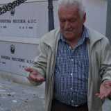 Quel signore si chiama Domenico, ha 78 anni e viene al cimitero ogni giorno alla stessa ora, portando ai gatti gli avanzi di cibo che la figlia prepara quotidianamente, impacchettandoli con cura